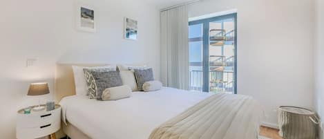 Iron/ironing board, travel crib, WiFi, bed sheets