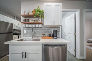 Kjøleskap, mikrobølgeovn, ovn og kokeplater