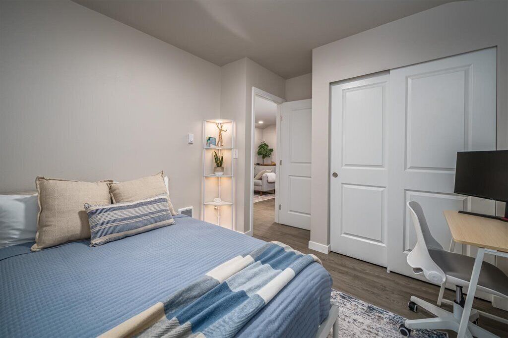 2 soverom, skrivebord, strykejern/-brett og wi-fi (inkludert)