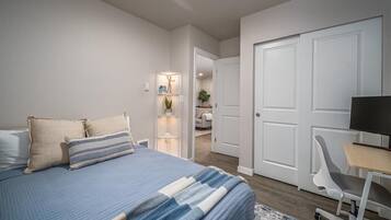 2 soverom, skrivebord, strykejern/-brett og wi-fi (inkludert)