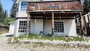 Un edificio de dos pisos con un balcón, un letrero que dice "CAO Bed Breakfast" y un buzón con el número 208.