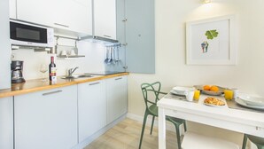 Eine moderne Küche mit Mikrowelle, Spüle und Essbereich, gedeckt für ein Frühstück.