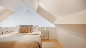 2 bedrooms, iron/ironing board, internet, bed sheets