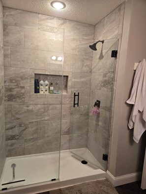 Shower, hair dryer, towels, soap - Lakefront Retreat w/ Dock, Deck & Stunning Cove Views - 39MM (Sunrise Beach)