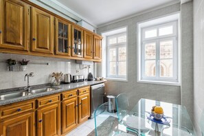 Wasserkocher mit Kaffee-/Teezubehör, Kühlschrank, Ofen, Geschirrspüler