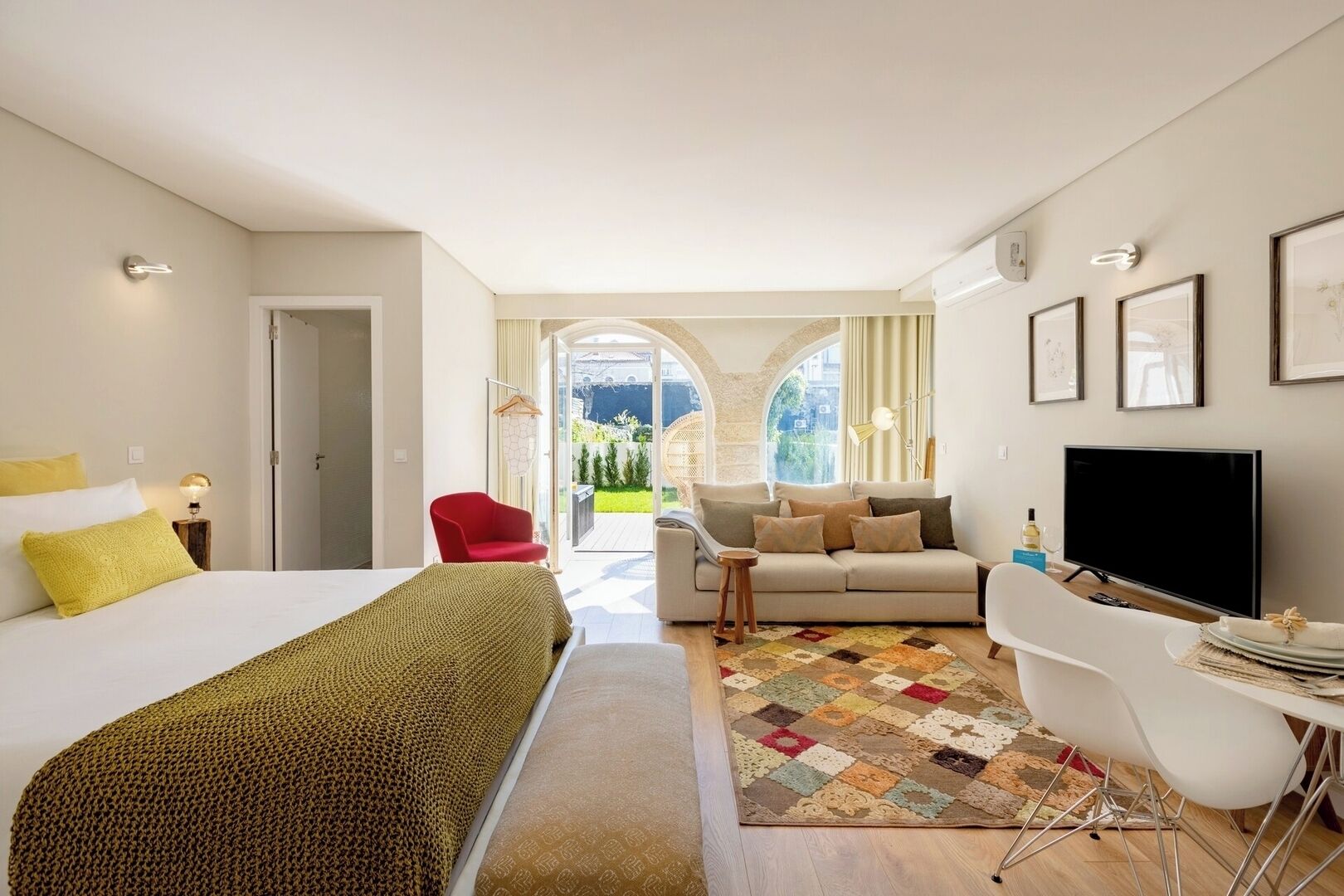 Iron/ironing board, travel crib, WiFi, bed sheets