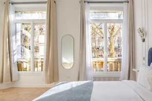 Iron/ironing board, WiFi, bed sheets - Blueground | Plaine-Monceau, view, nr Parc Monceau (Paris)