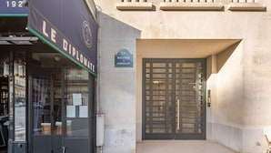 Fachada de un edificio con un letrero que dice "LE DIPLOMAT" y una placa que indica "17 Av. Boulevard de Courcelles".