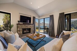 TV, fireplace, ping pong, stereo - Grandstand Position With Incredible Queenstown Views (Queenstown)