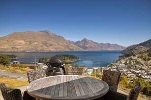 Outdoor dining - Grandstand Position With Incredible Queenstown Views (Queenstown)