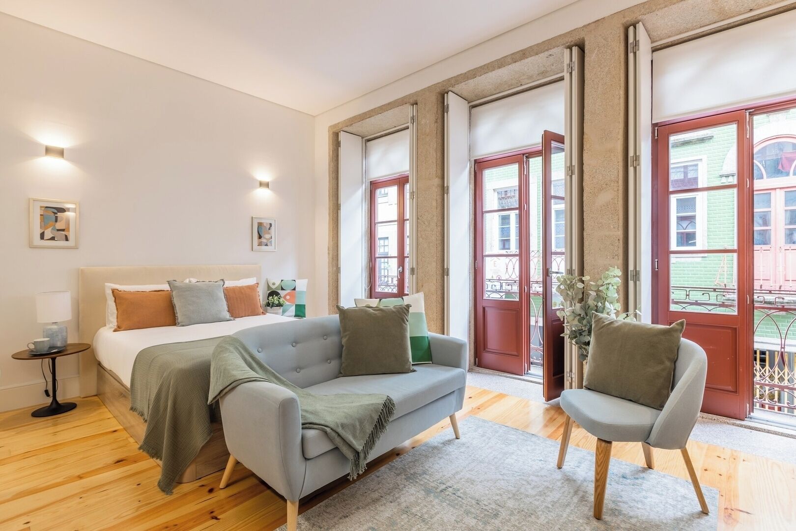 Iron/ironing board, travel crib, WiFi, bed sheets