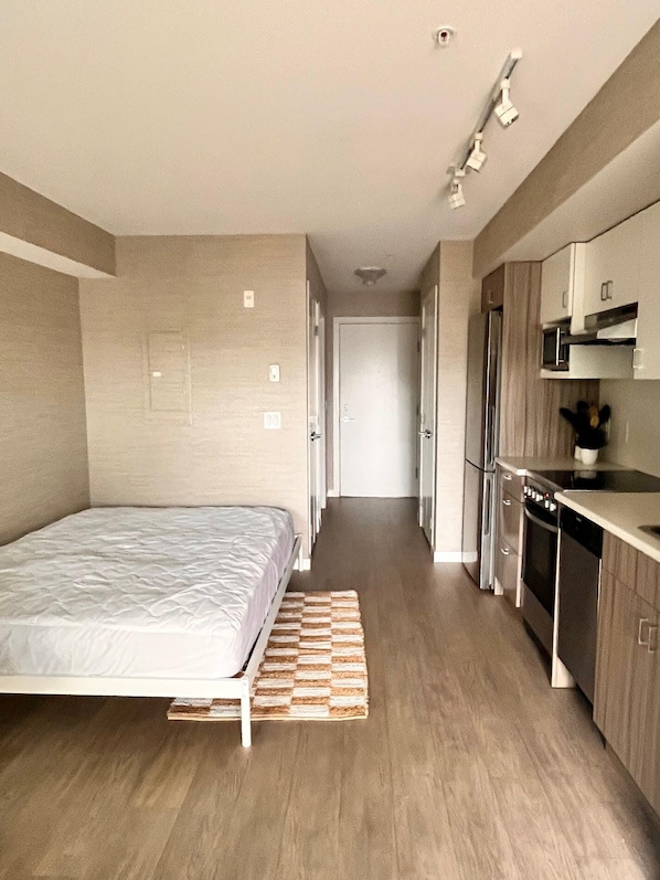 Room - UBCO Stylish Studio Condo in Kelowna, BC. (Kelowna)