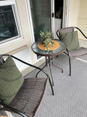 Terrace/patio - UBCO Stylish Studio Condo in Kelowna, BC. (Kelowna)