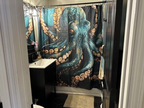 Haartrockner, Handtücher, Seife, Toilettenpapier