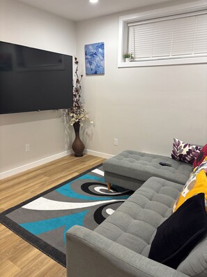 TV - Cozy Urban Hideout (Saskatoon)