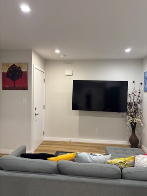 TV - Cozy Urban Hideout (Saskatoon)