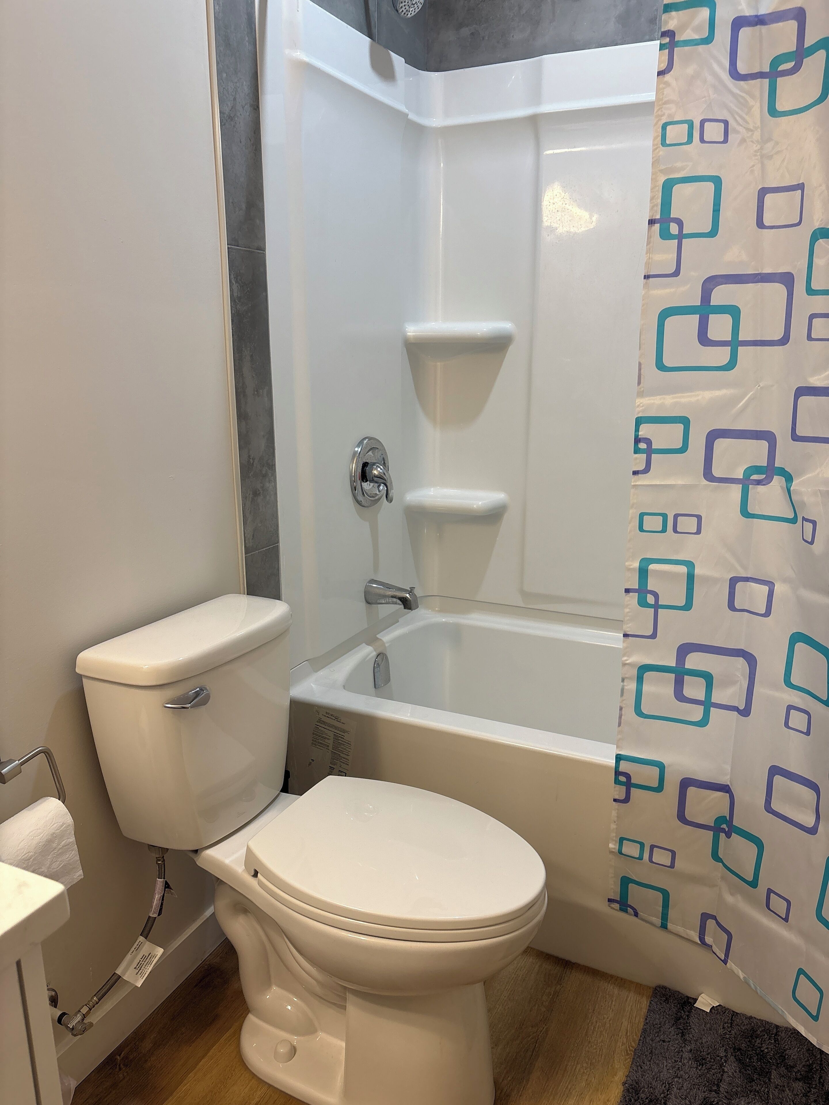 Douche, serviettes fournies, savon, papier toilette