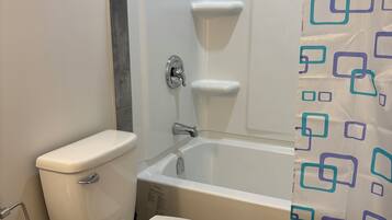 Douche, serviettes fournies, savon, papier toilette
