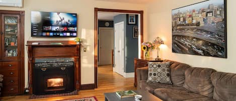 Fernseher, Kamin, Bücher