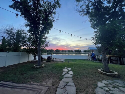 Delightful 2-bedroom house with AC in sunny Carlsbad and river view.