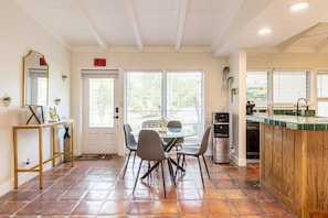 Dining - Cozy 3-bedroom house on the river (Fort Lauderdale)