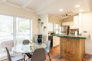 Dining - Cozy 3-bedroom house on the river (Fort Lauderdale)