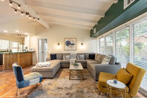 Living area - Cozy 3-bedroom house on the river (Fort Lauderdale)