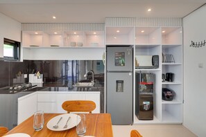 Vila, vista para a piscina | Cozinha privada | Chaleira elétrica, mesas de jantar