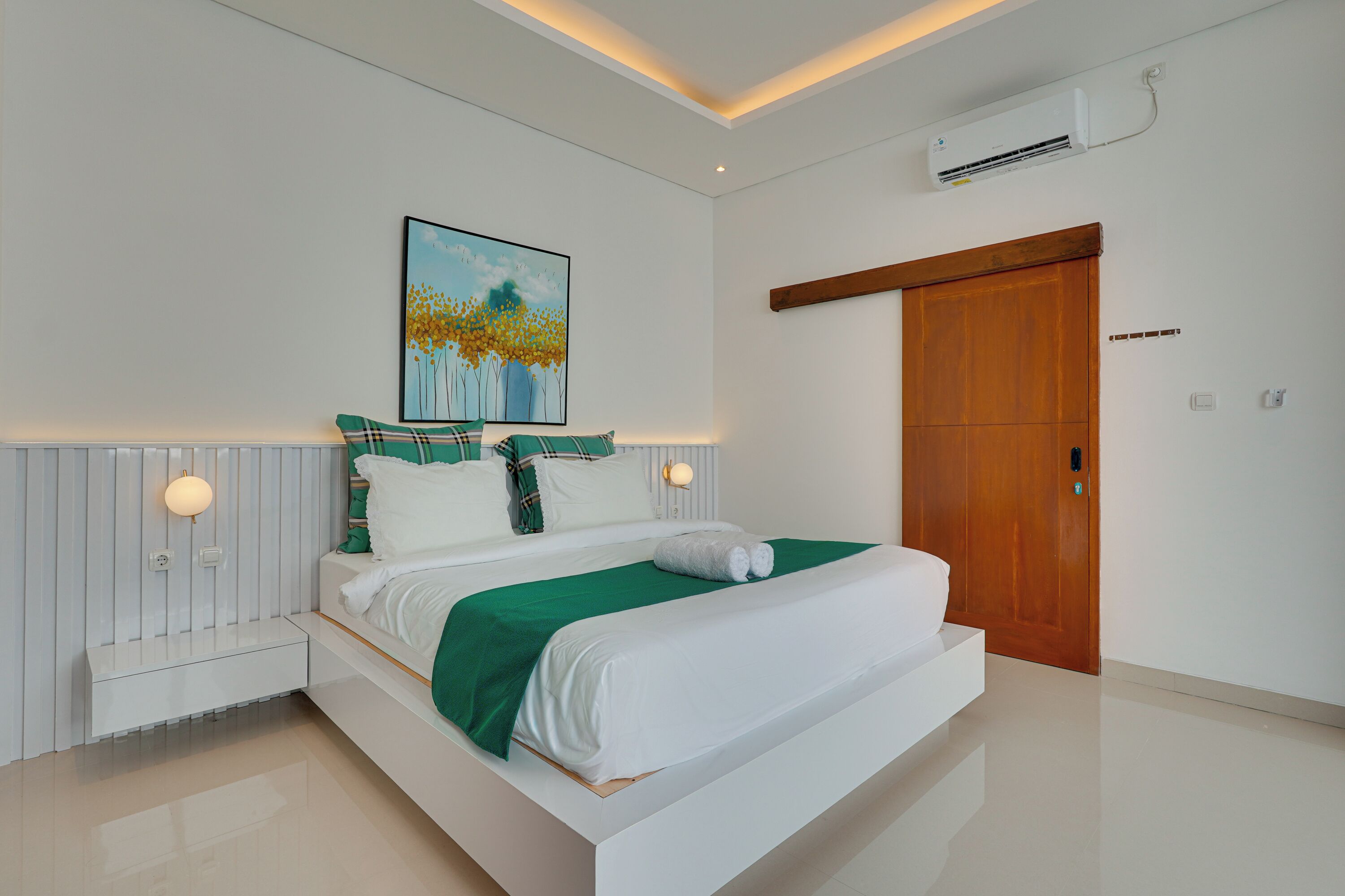 Escritorio, espacio para trabajar con laptop y wifi gratis 