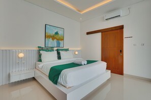 Biệt thự, quang cảnh hồ bơi | Bàn, khu vực làm việc phù hợp cho laptop