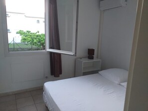 2 bedrooms, iron/ironing board, Internet, bed sheets - Duplex with sea view in Moudong, swimming pool, parking, local shops 5 minutes' walk away (Baie-Mahault)