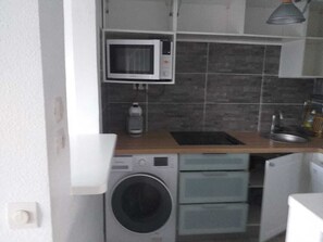 Private kitchen - Duplex with sea view in Moudong, swimming pool, parking, local shops 5 minutes' walk away (Baie-Mahault)