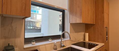 Réfrigérateur, micro-ondes, four, plaque de cuisson