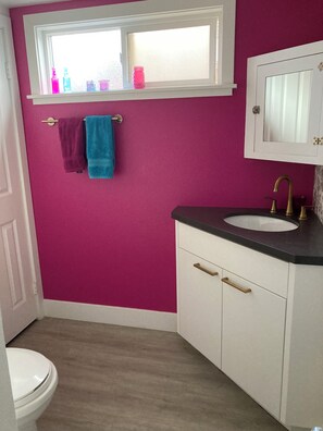 Bathroom - Charming 4 bedroom, 3 bath home close to the beach. (San Clemente)