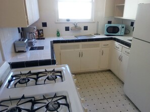 Een koelkast, een microgolfoven, een oven, een kookplaat