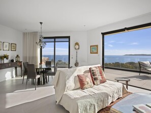 TV - 5★ Luxury Apartment | Sea View | 3 Bedrooms (Sainte Maxime)