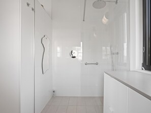 Shower, hair dryer, towels - 5★ Luxury Apartment | Sea View | 3 Bedrooms (Sainte Maxime)