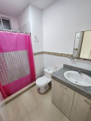 تجهيزات دش، مناشف، صابون، ورق حمّام