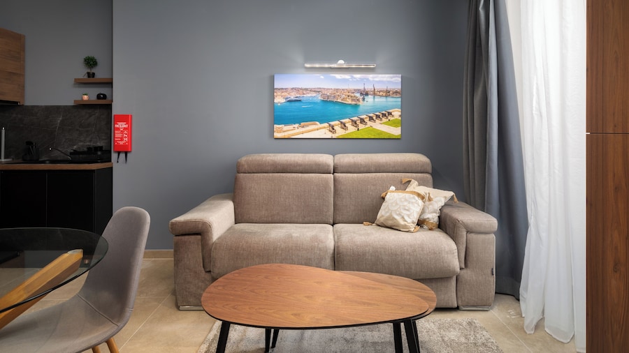 モダン 1 ベッドルーム メゾネット & プライベート バックヤード