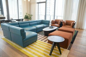 Una sala de estar moderna con un sofá modular, un sillón y una mesa de centro.