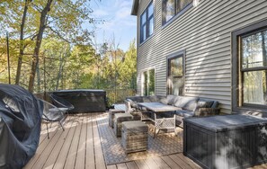 Outdoor dining - Pine Coast Landing: Hot Tub, Golf Simulator, Pool Table, Arcade Machine & More (Saugatuck)