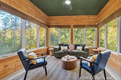 Pine Coast Landing: Hot Tub, Golf Simulator, Pool Table, Arcade Machine & More