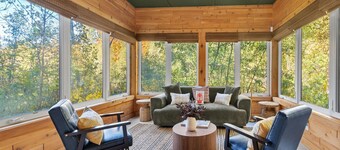 Pine Coast Landing: Hot Tub, Golf Simulator, Pool Table, Arcade Machine & More