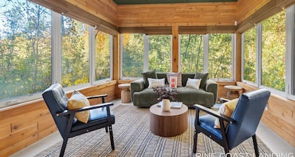 Pine Coast Landing: Hot Tub, Golf Simulator, Pool Table, Arcade Machine & More