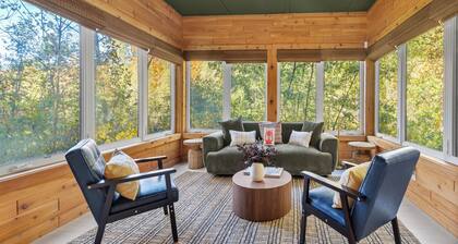 Pine Coast Landing: Hot Tub, Golf Simulator, Pool Table, Arcade Machine & More
