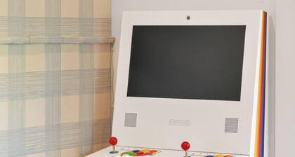 Pine Coast Landing: Hot Tub, Golf Simulator, Pool Table, Arcade Machine & More