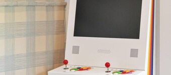 Pine Coast Landing: Hot Tub, Golf Simulator, Pool Table, Arcade Machine & More