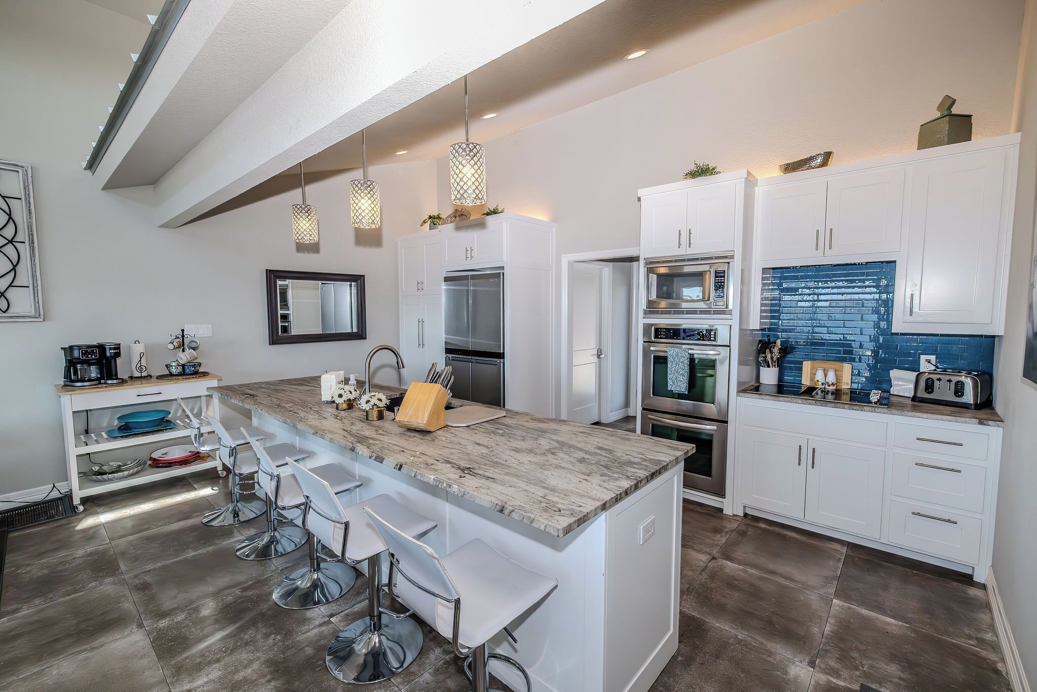 Micro-ondes, four, plaque de cuisson, lave-vaisselle