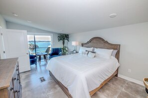 Een strijkplank/strijkijzer, internet, beddengoed