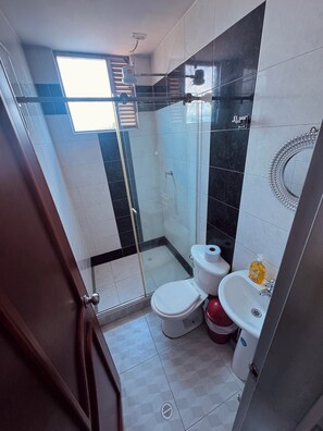 Regadera, toallas, jabón, papel de baño 